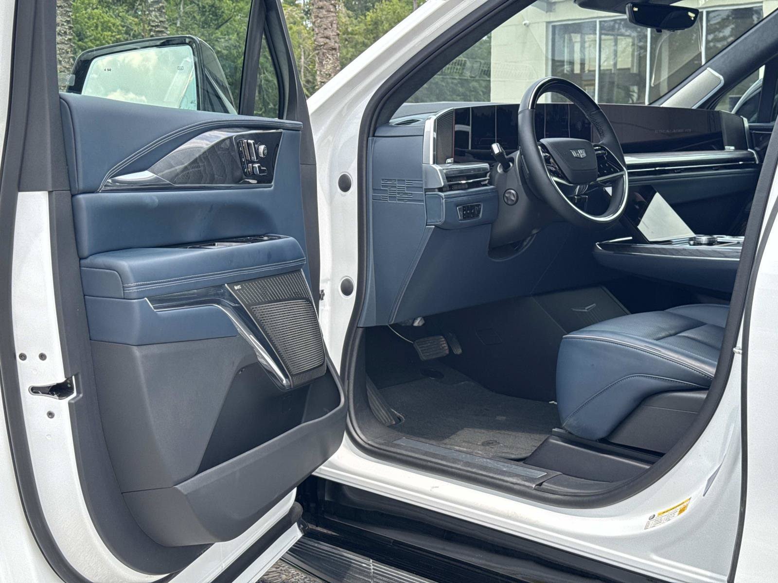 Certified 2025 Cadillac Escalade IQ Luxury 2 w/ LPO, Premium Carpet Package AWD/4WD image 13