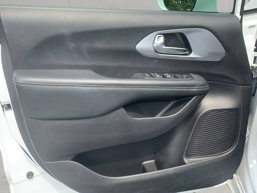 Used 2021 Chrysler Pacifica Touring w/ S Appearance Package FWD image 11