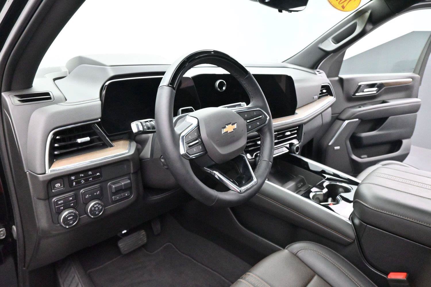 Used 2025 Chevrolet Suburban High Country AWD/4WD image 18
