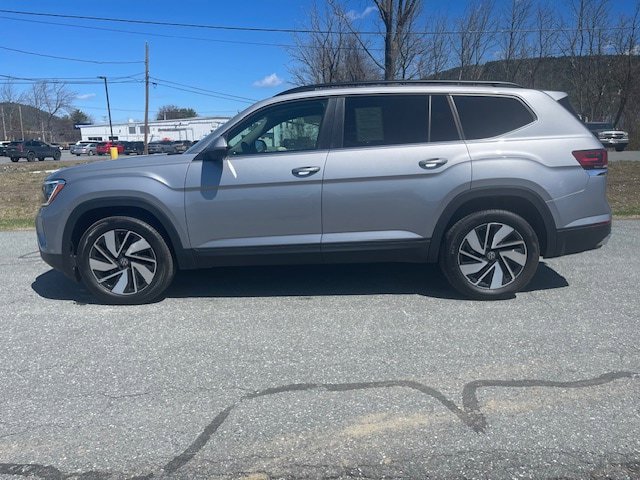 Used 2025 Volkswagen Atlas SE AWD/4WD image 2