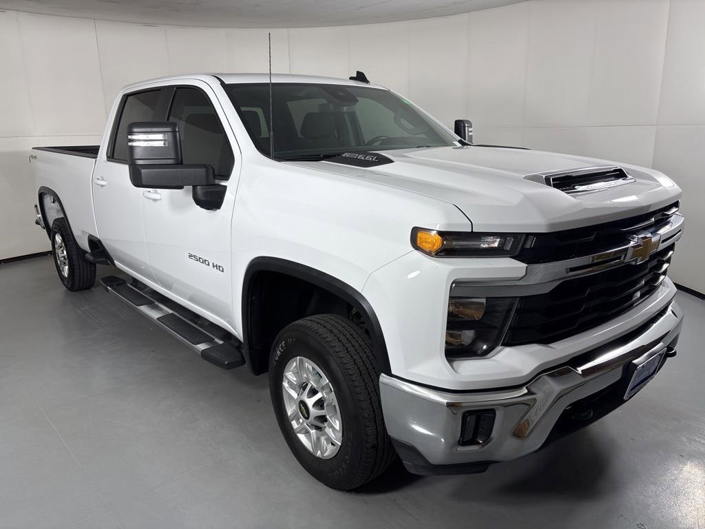 Used 2025 Chevrolet Silverado 2500 LT w/ Convenience Package AWD/4WD image 2