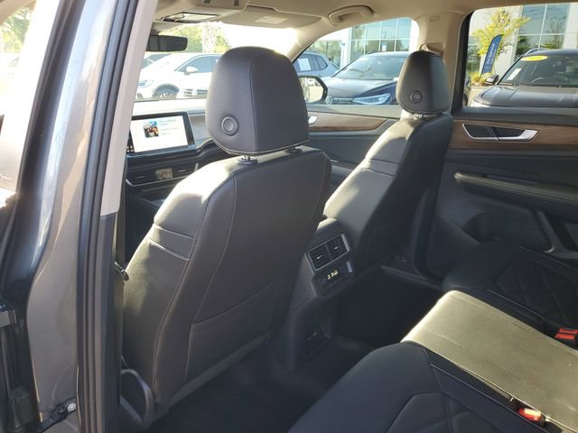 Certified 2025 Volkswagen Atlas SE image 9