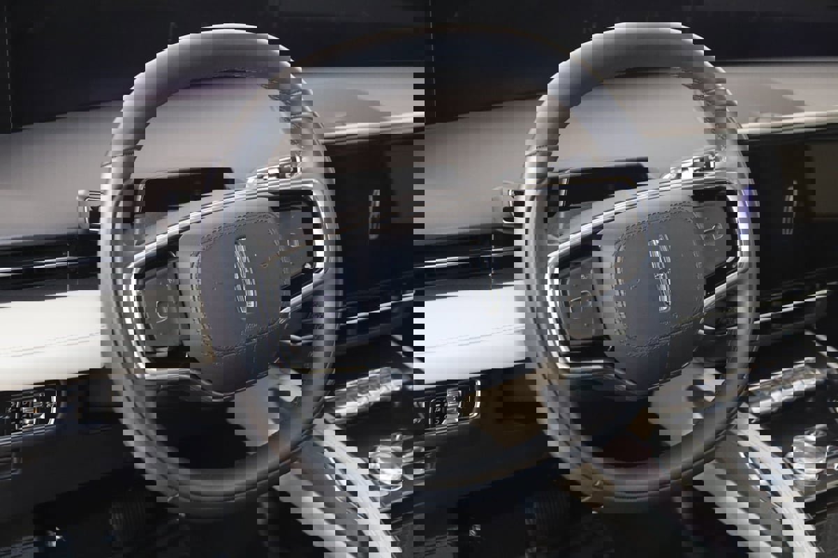 Used 2025 Lincoln Nautilus Premier image 6