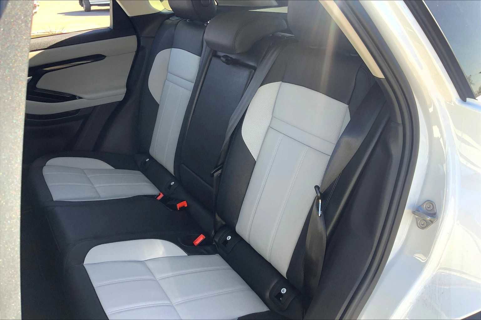 Used 2025 Land Rover Range Rover Evoque Dynamic SE image 19