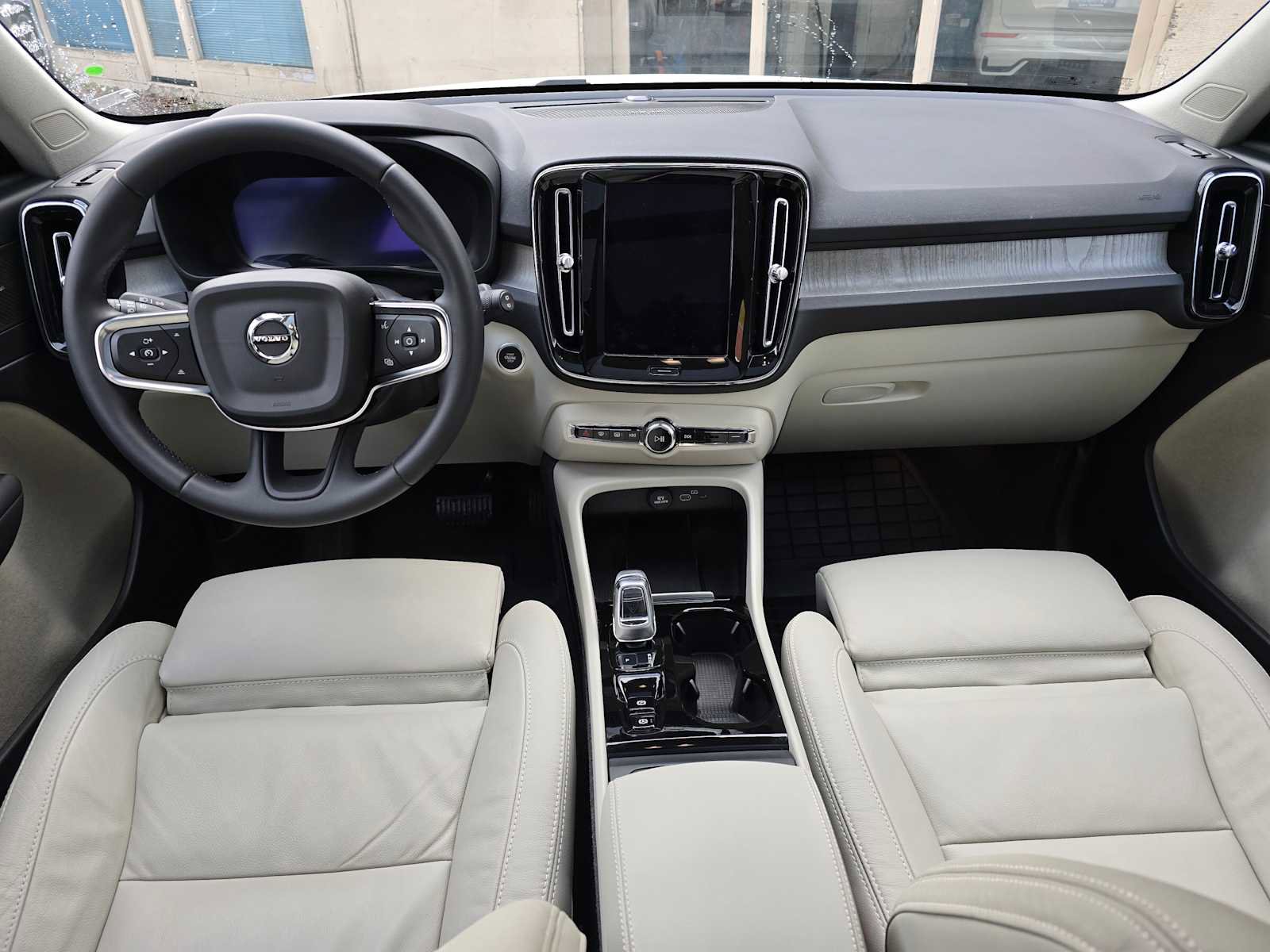 Certified 2024 Volvo XC40 B5 Ultimate w/ Climate Package image 28