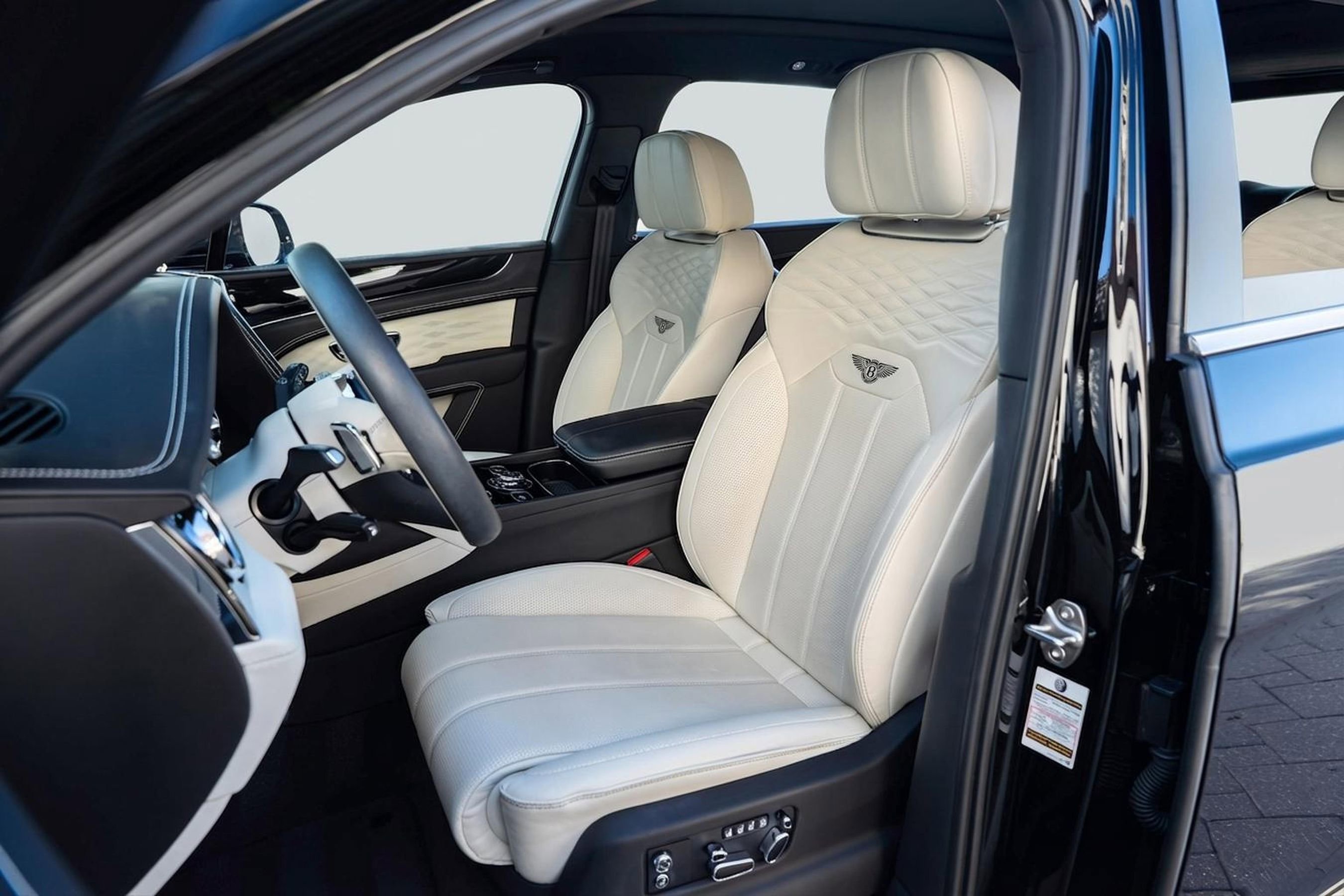 Used 2023 Bentley Bentayga Extended Wheelbase image 8