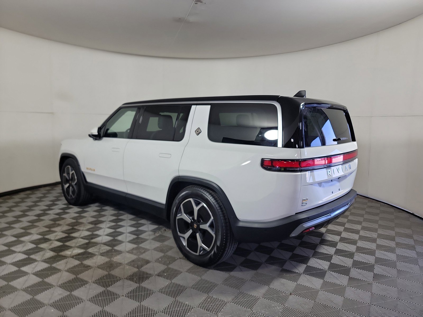 Used 2024 Rivian R1S Adventure AWD/4WD image 3