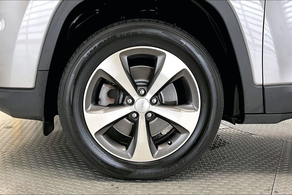Used 2020 Jeep Cherokee Limited AWD/4WD image 8