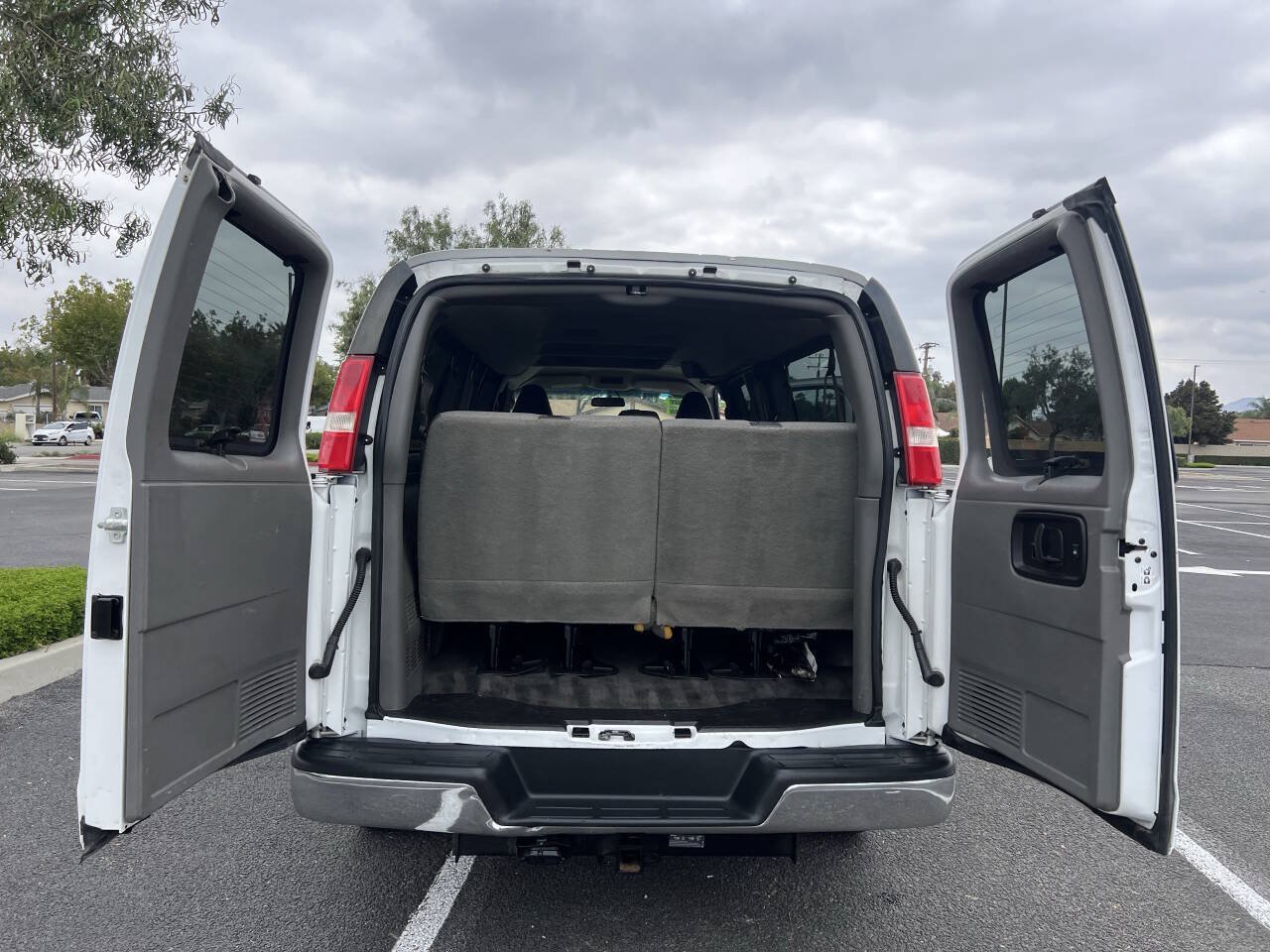 Used 2018 Chevrolet Express 3500 LT w/ LT Preferred Equipment Group RWD image 27