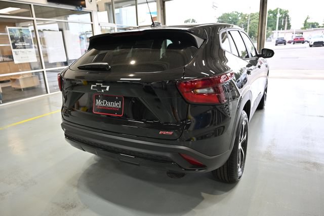 New 2026 Chevrolet Trax RS w/ Sunroof Package FWD image 5