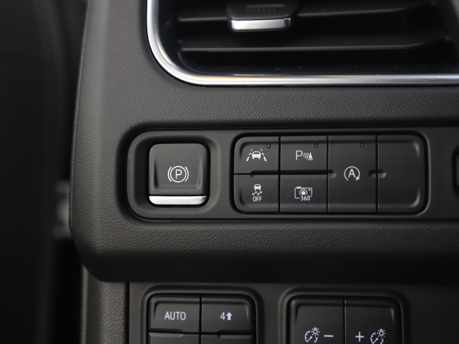 Used 2023 GMC Yukon XL SLT w/ SLT Premium Package image 32