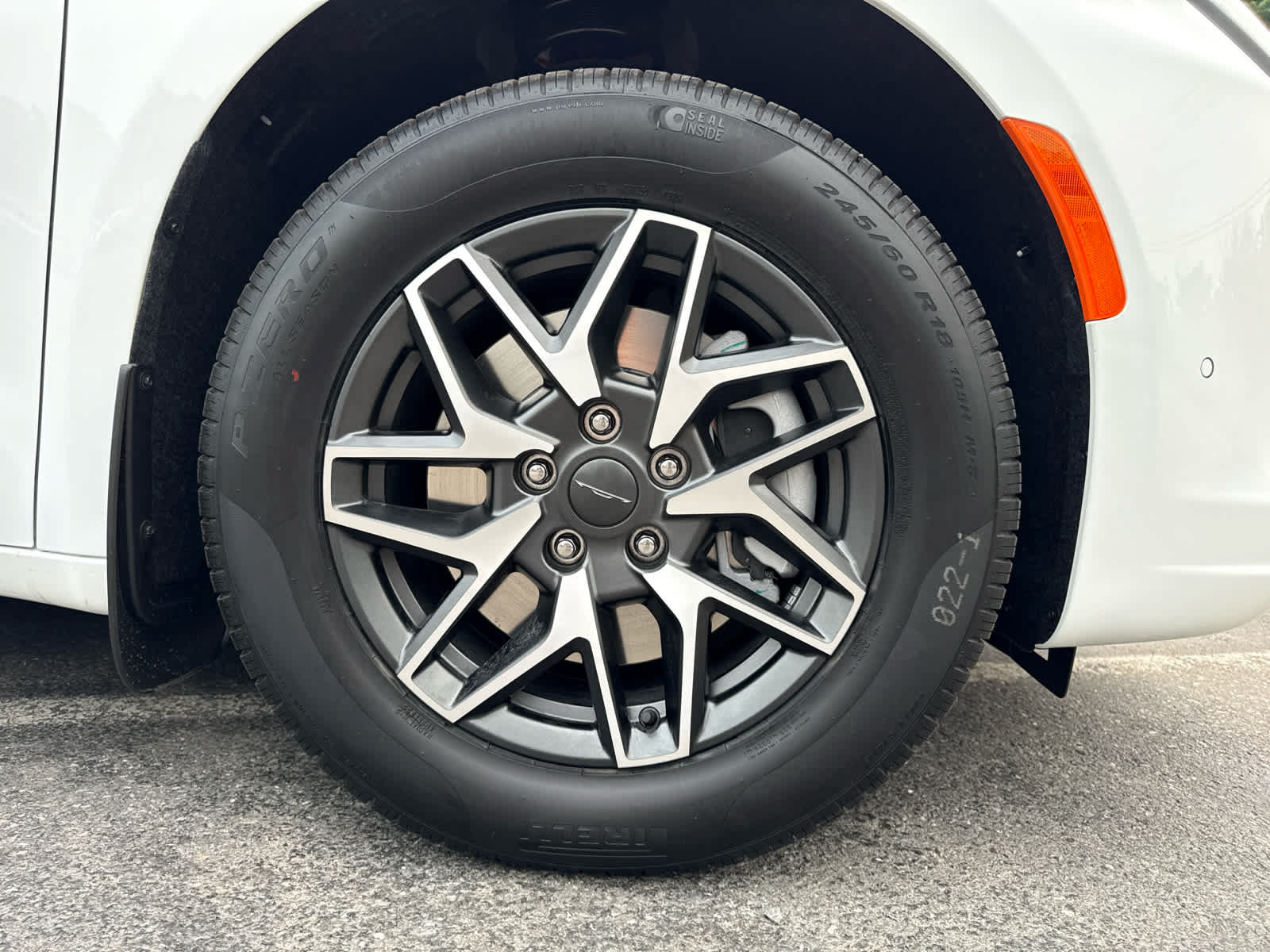 New 2027 Chrysler Pacifica Limited AWD/4WD image 6