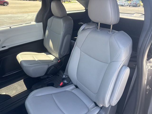 Used 2025 Toyota Sienna XLE image 12