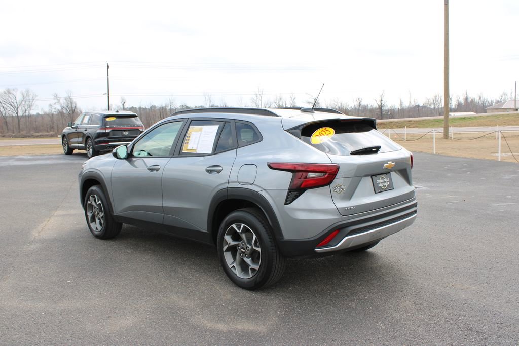 Used 2025 Chevrolet Trax LT image 7