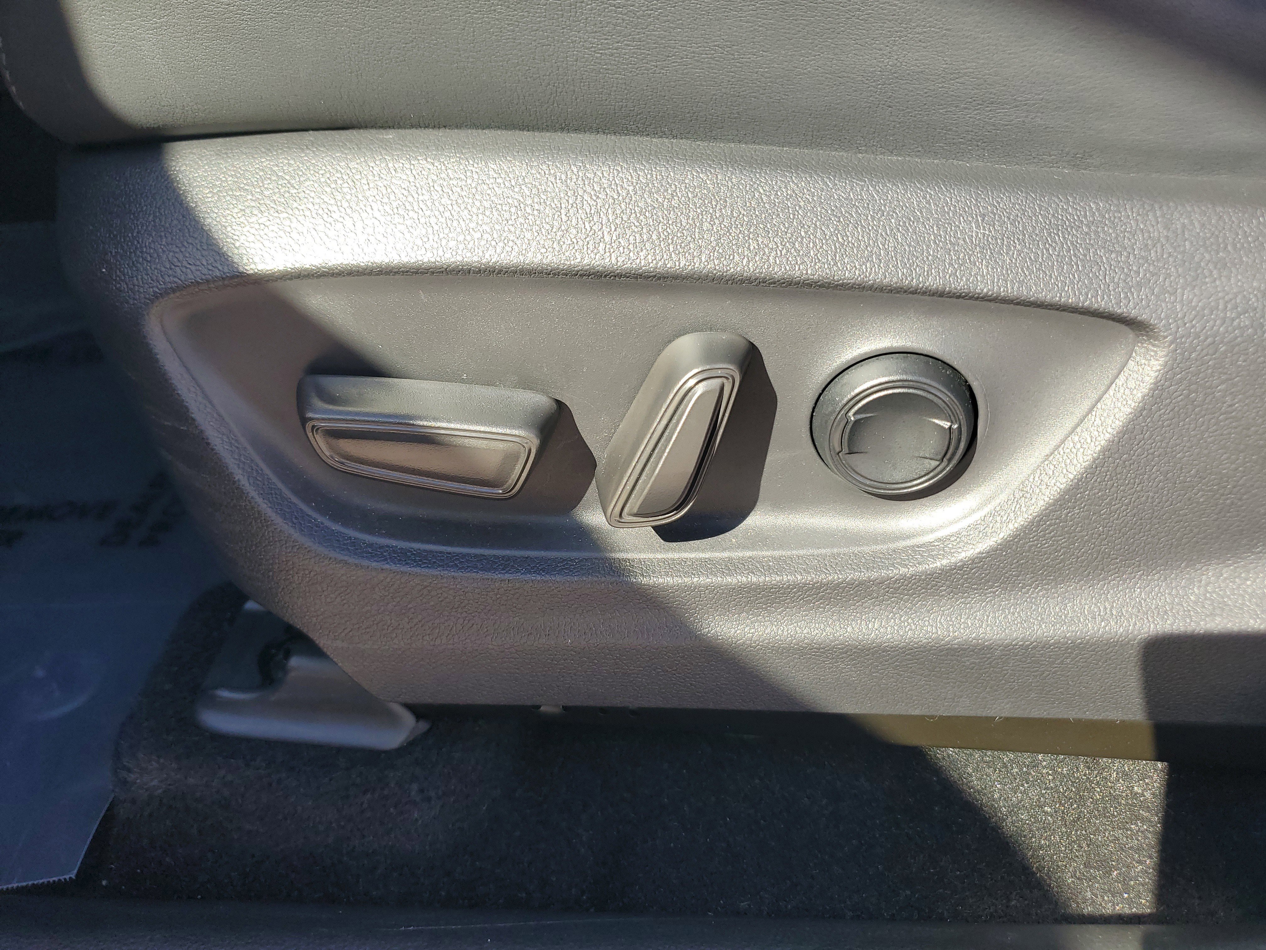 Used 2023 Toyota Crown Limited image 12