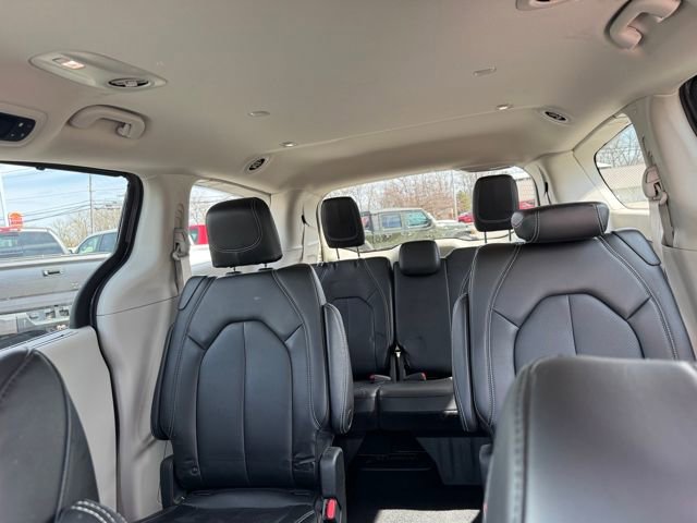 Used 2023 Chrysler Pacifica Touring-L image 36