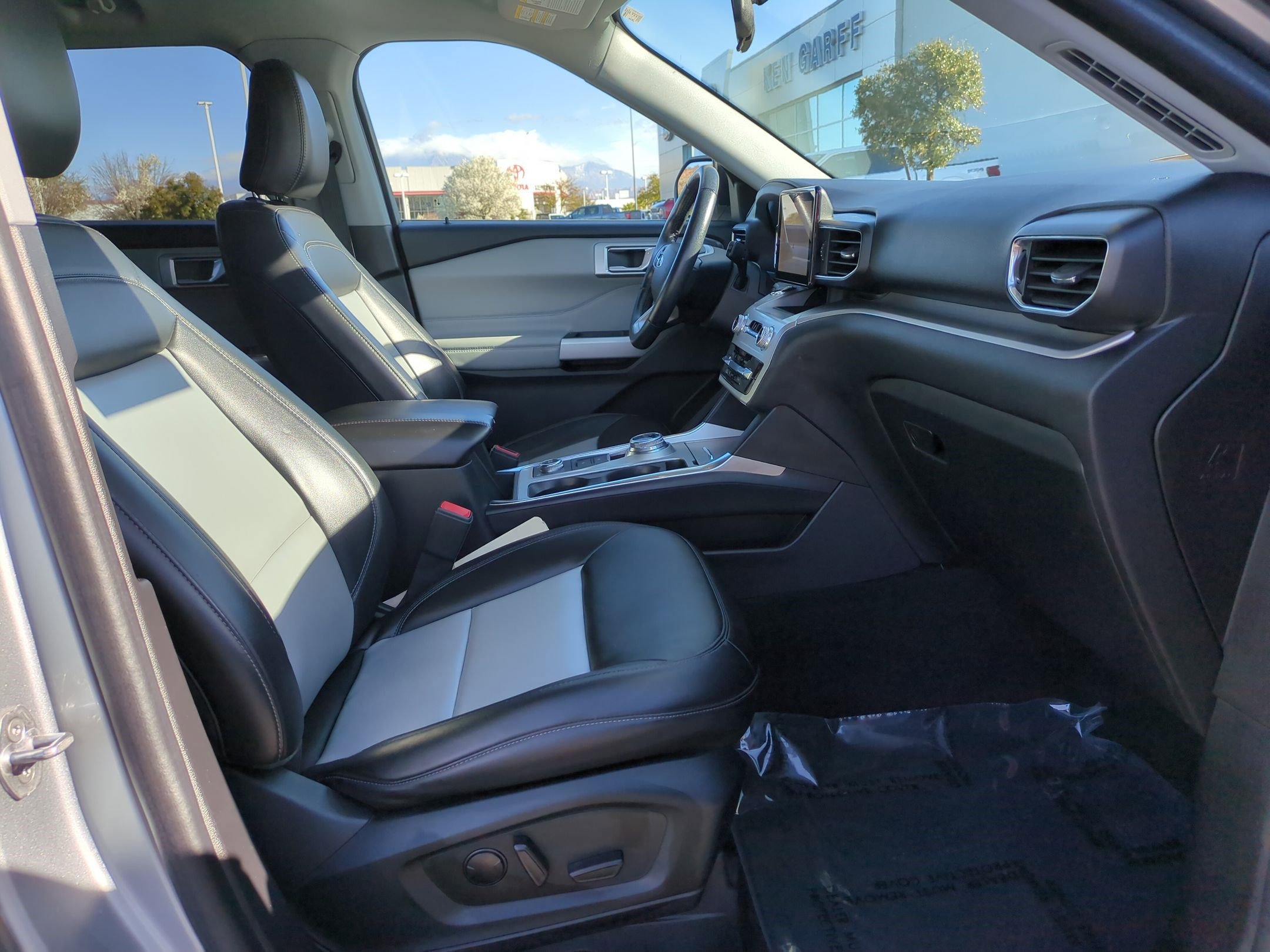 Used 2022 Ford Explorer XLT w/ Equipment Group 202A image 31