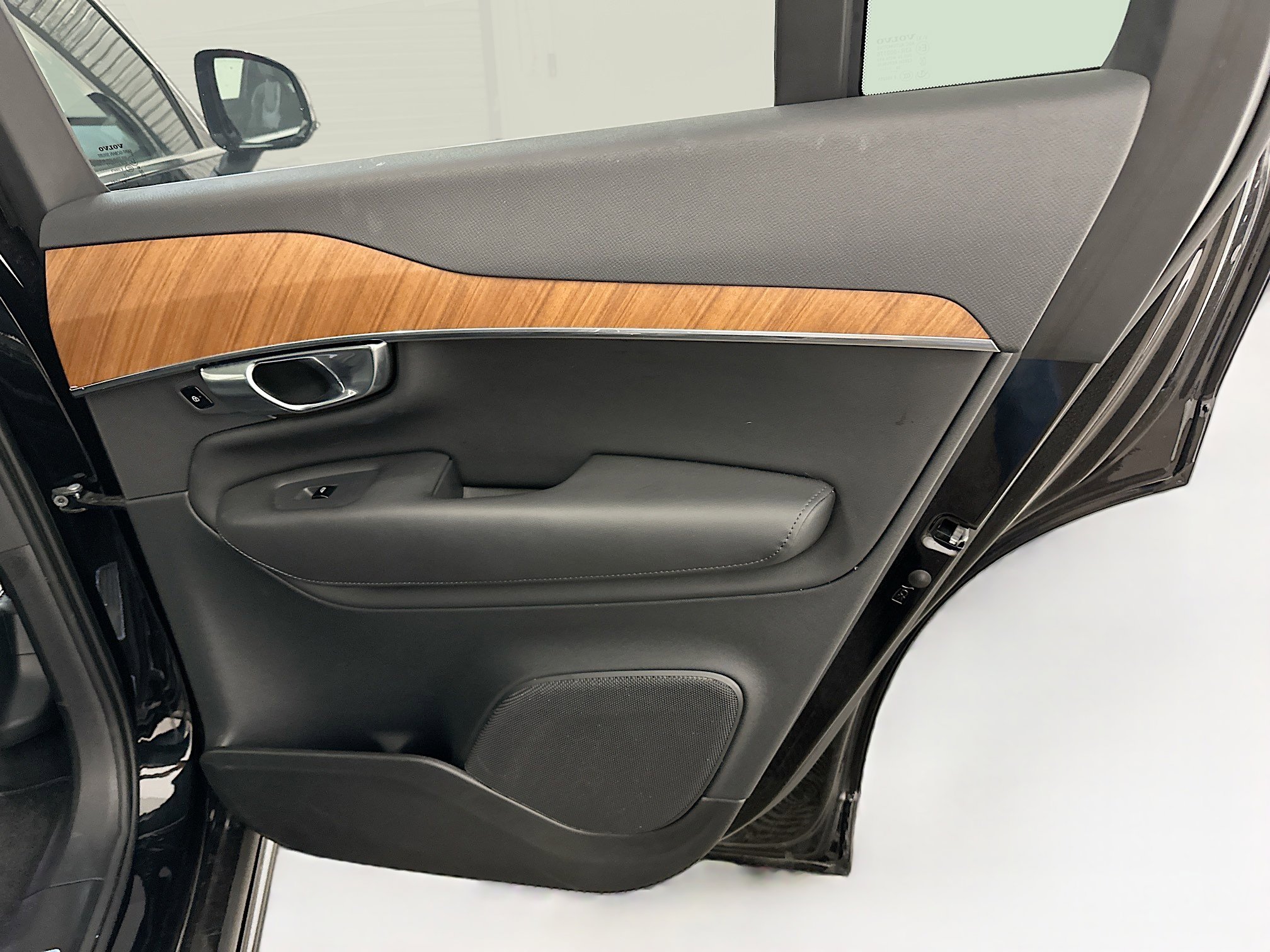 Used 2025 Volvo XC90 B6 Plus image 34