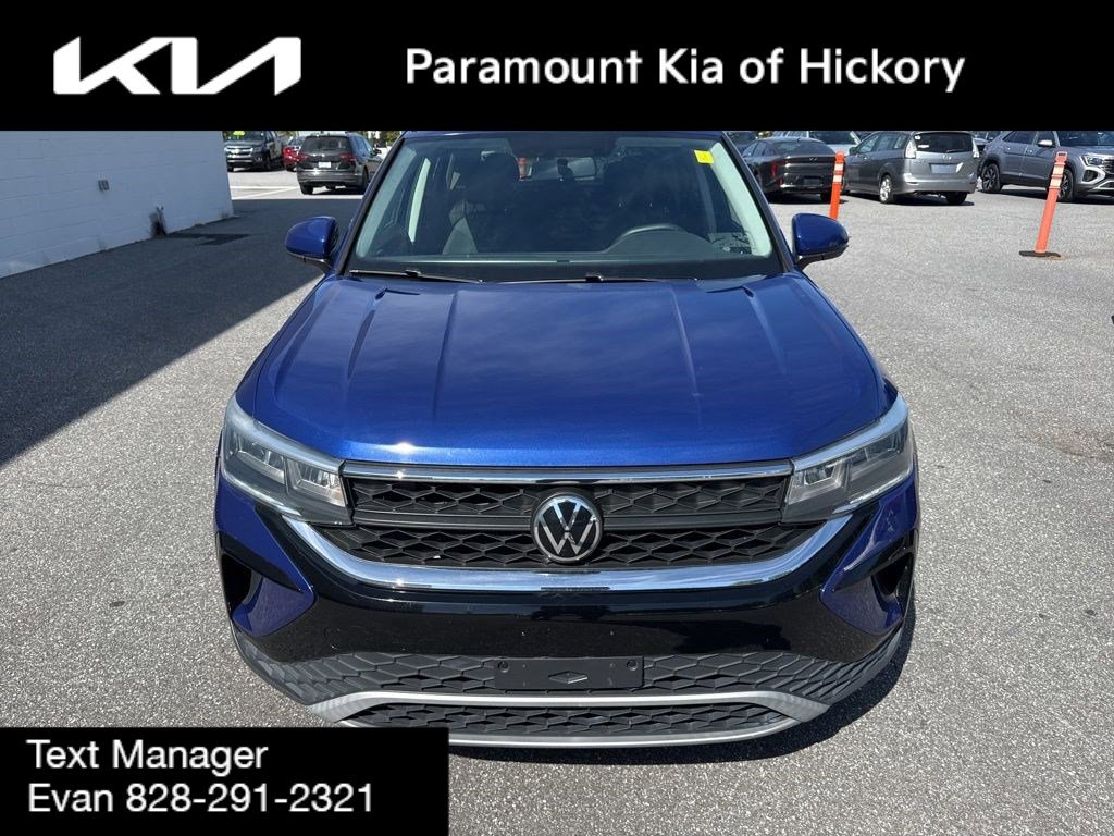Used 2022 Volkswagen Taos SE FWD image 2