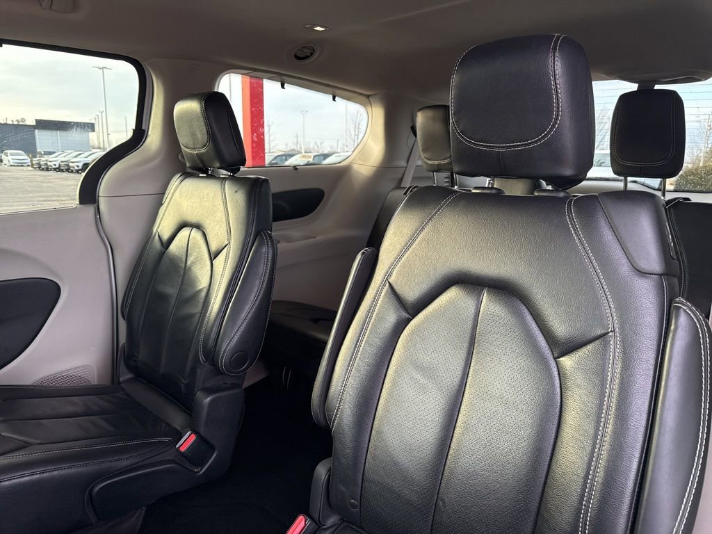 Used 2022 Chrysler Pacifica Touring-L image 19