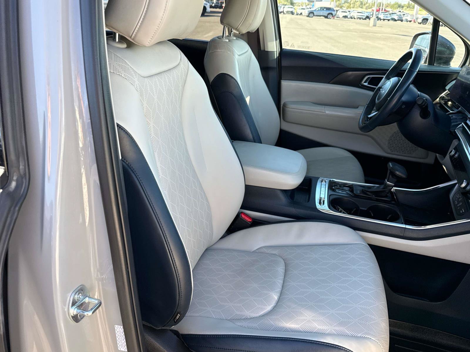 Used 2025 Kia Carnival SX w/ SX Dark Edition Package FWD image 18