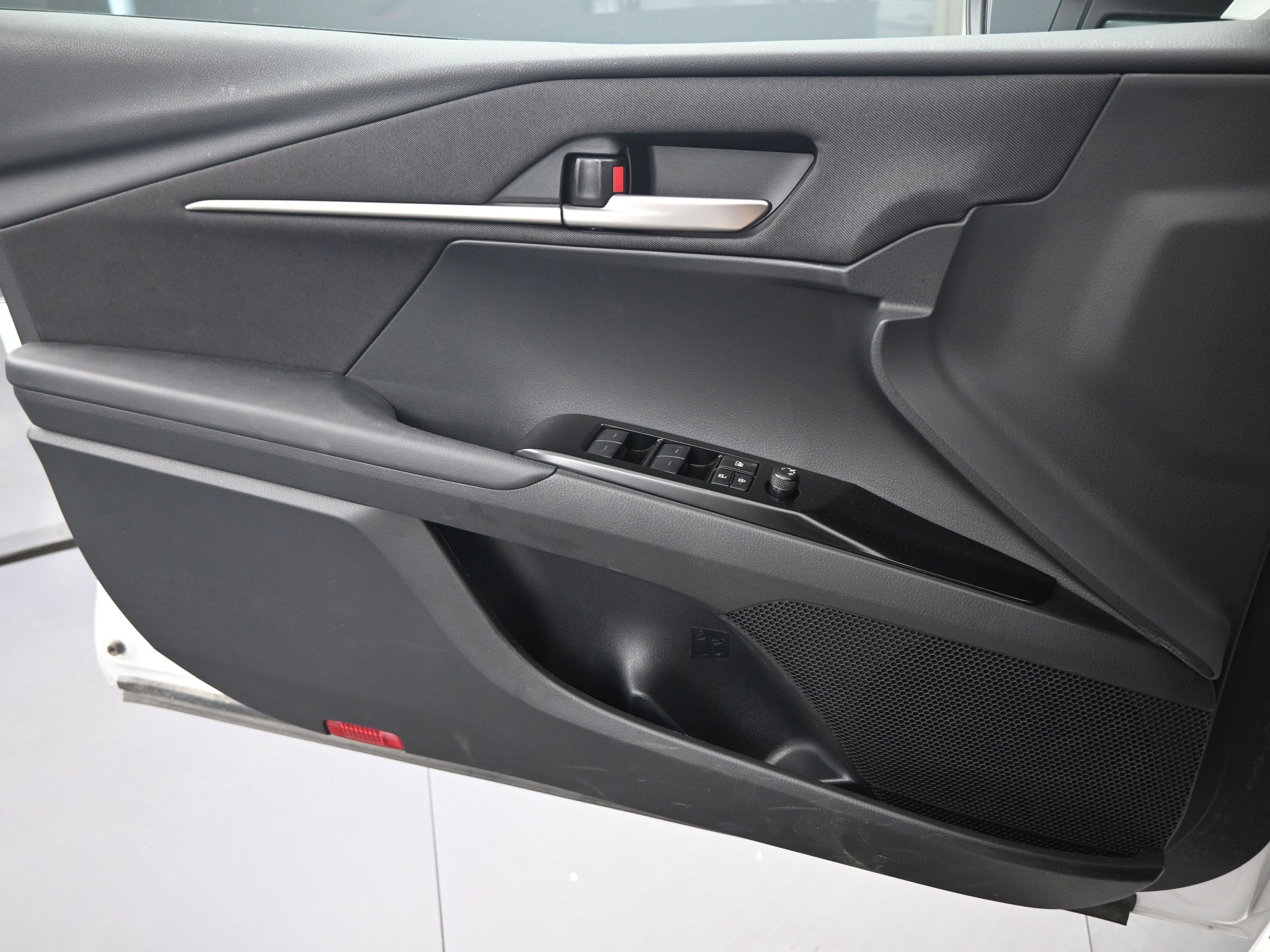 Used 2025 Toyota Camry LE w/ Convenience Package image 16