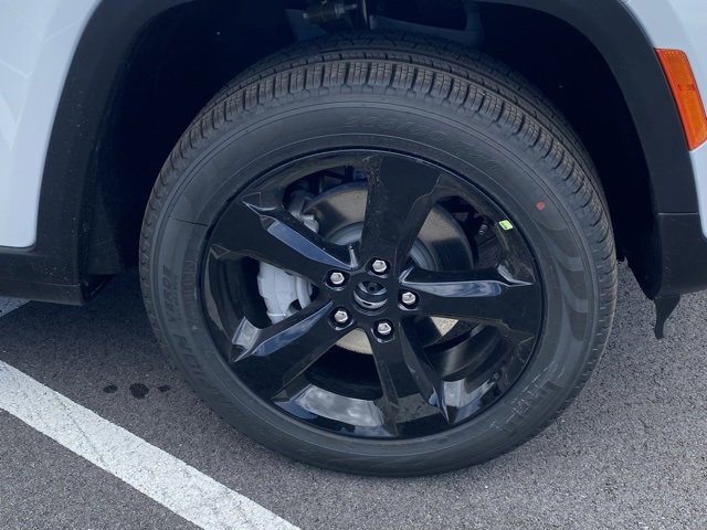 New 2025 Jeep Grand Cherokee Limited w/ Black Appearance Package image 11