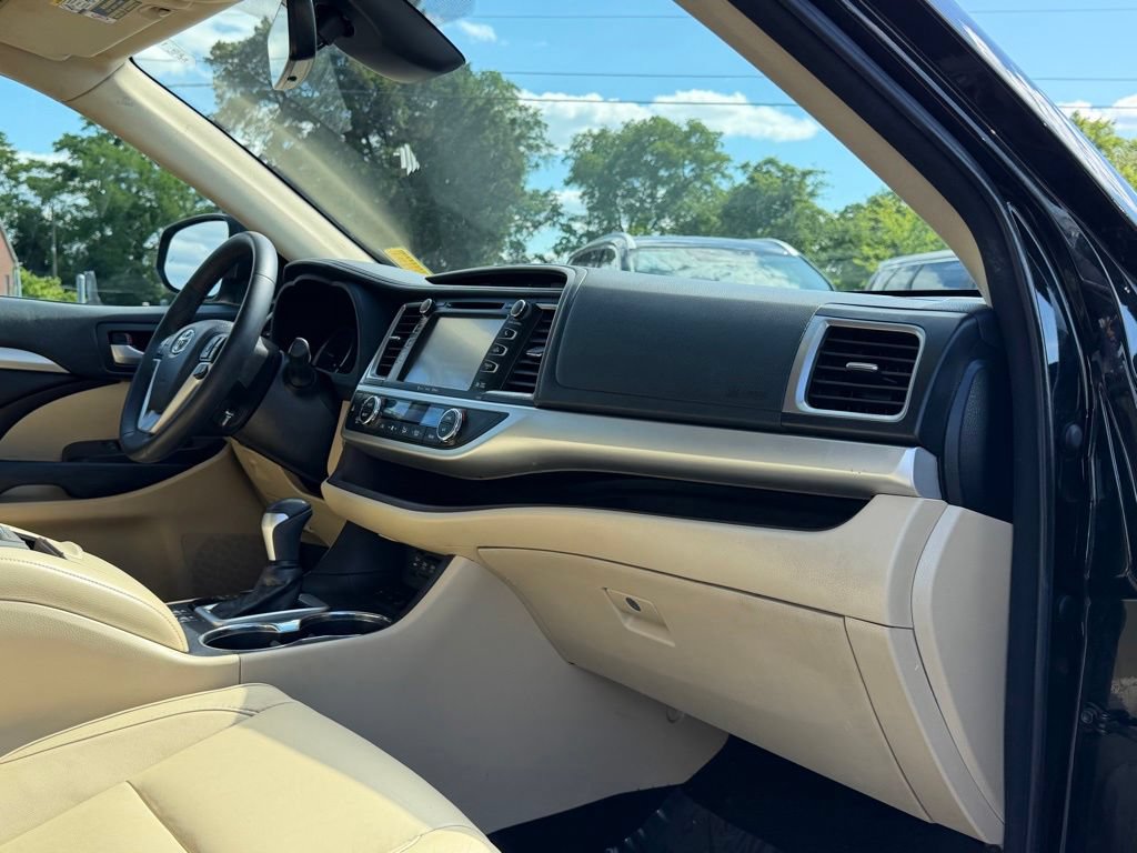 Used 2018 Toyota Highlander XLE AWD/4WD image 25