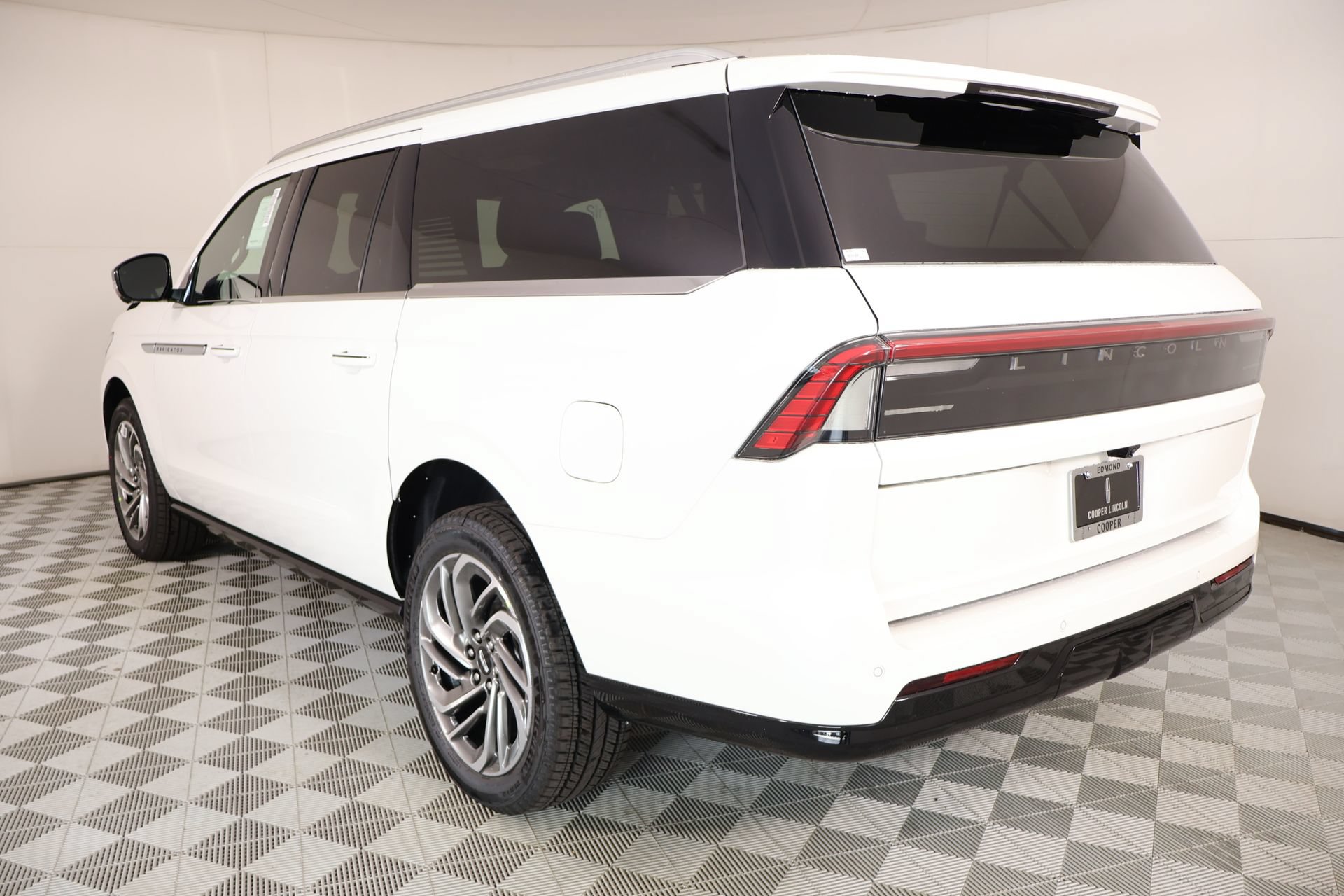 New 2026 Lincoln Navigator L Reserve AWD/4WD image 25