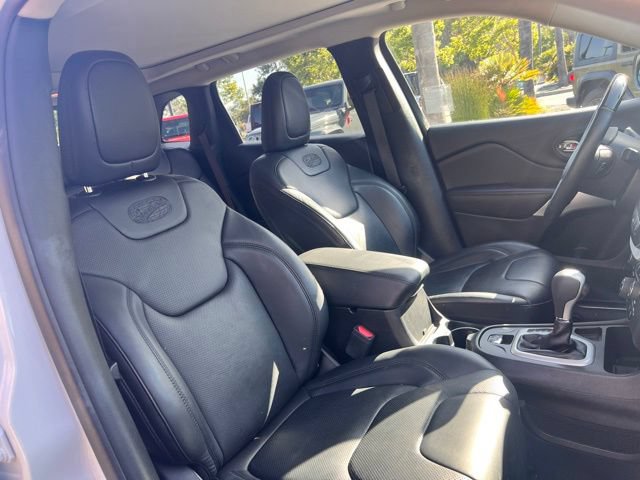 Used 2017 Jeep Cherokee Overland w/ Technology Group FWD image 29