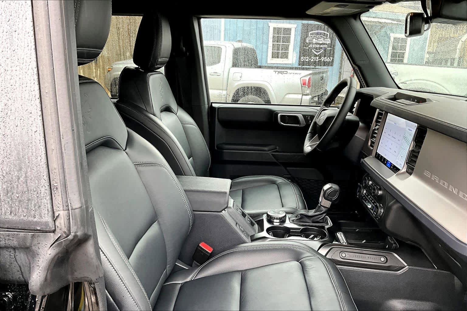 Used 2025 Ford Bronco Outer Banks image 9