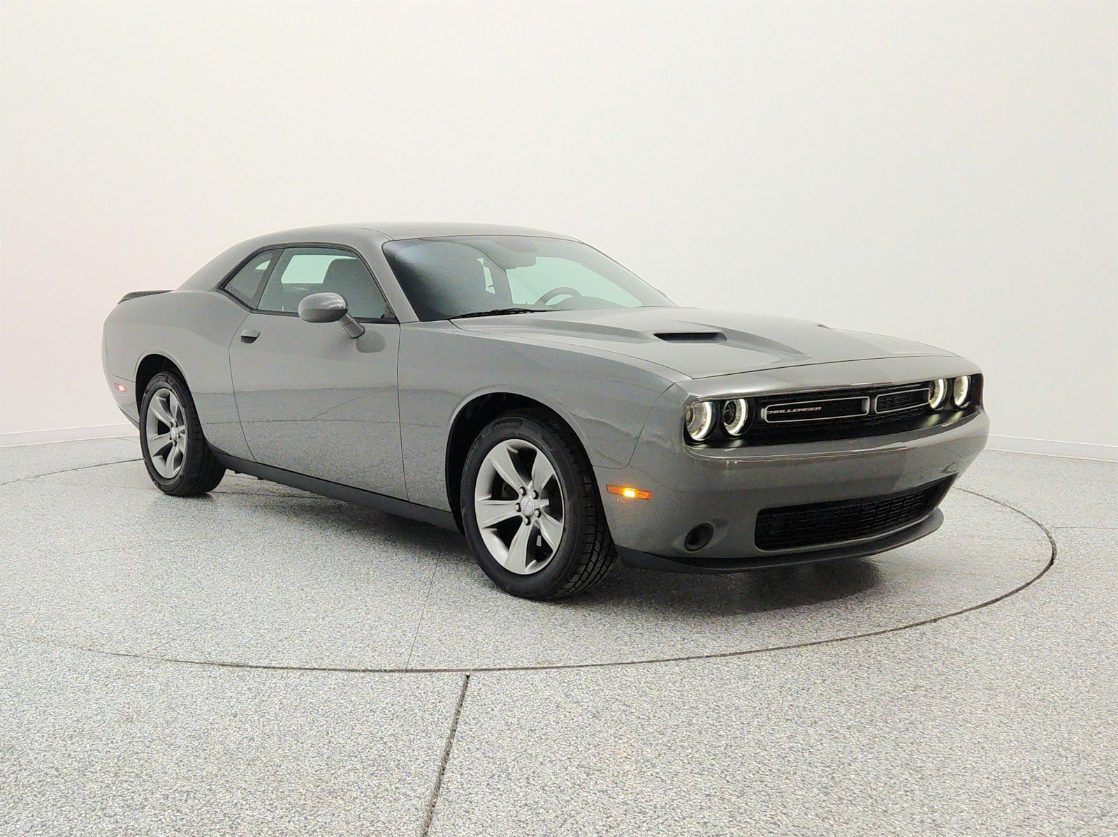 Used 2019 Dodge Challenger SXT RWD image 3