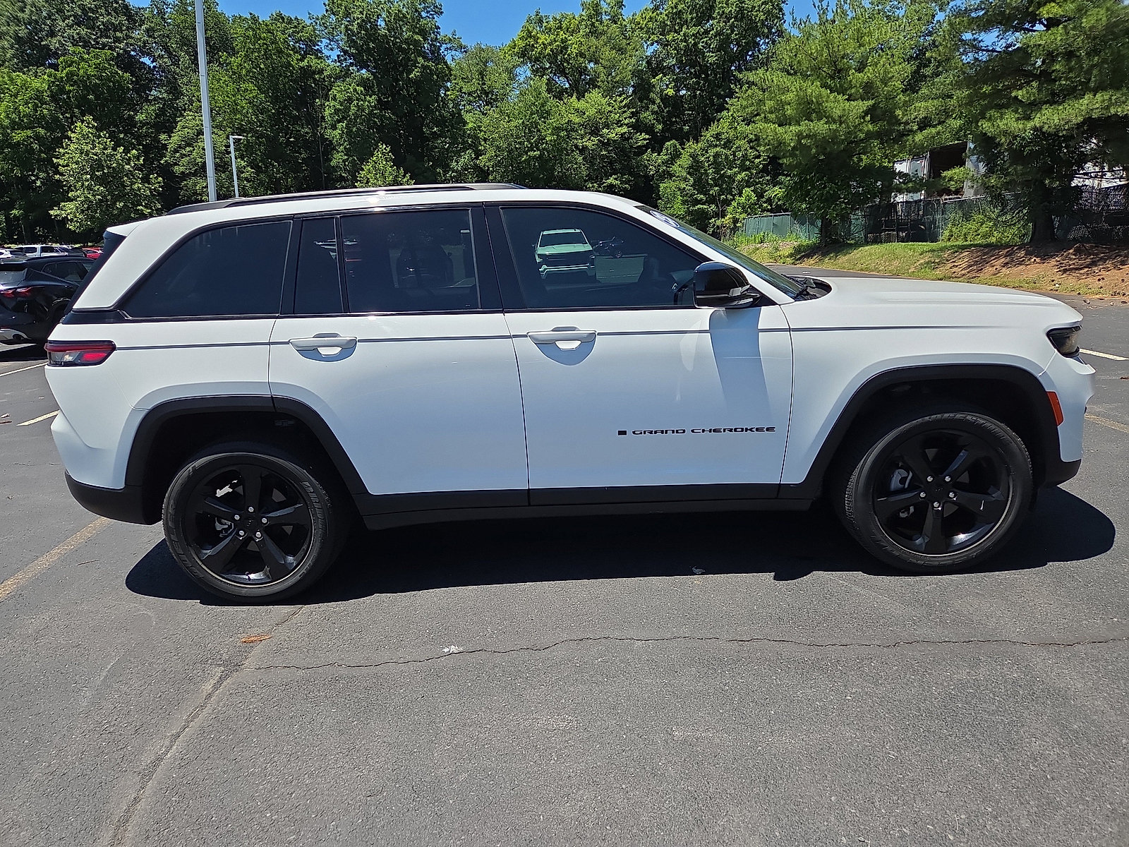 Used 2023 Jeep Grand Cherokee Altitude AWD/4WD image 2