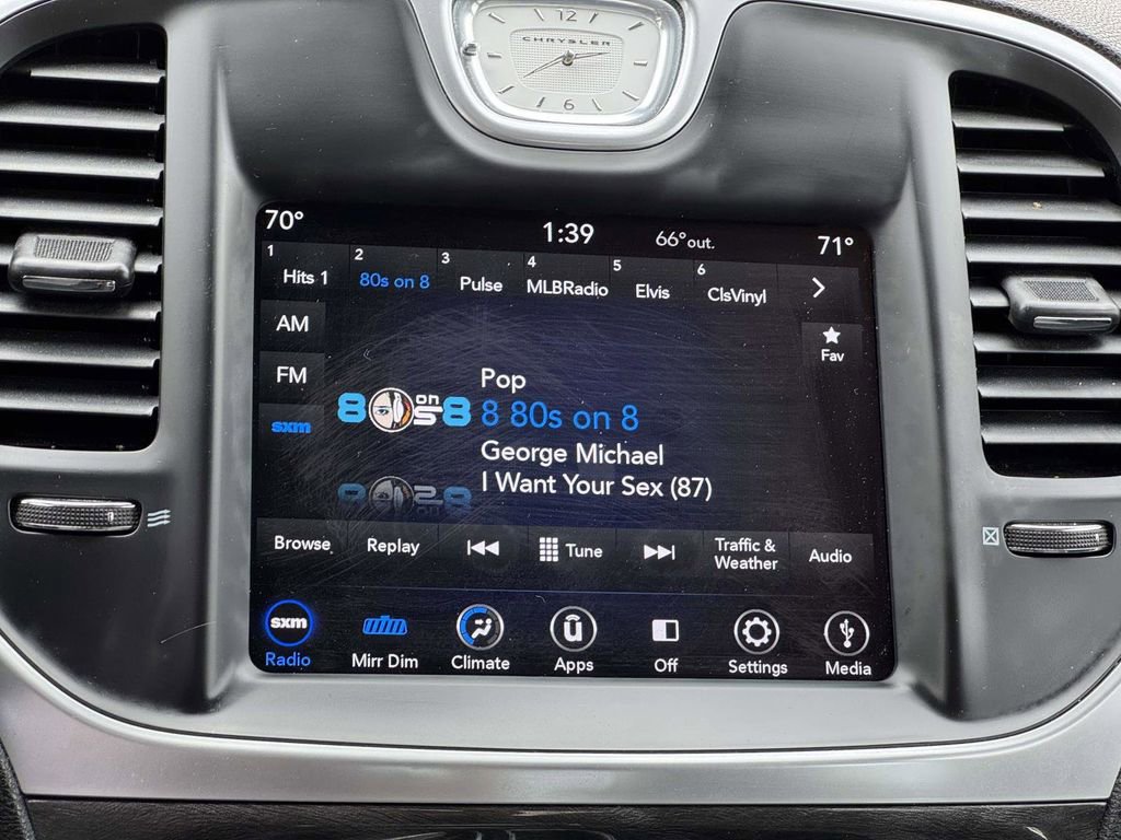 Used 2019 Chrysler 300 Touring w/ Chrome Appearance Package image 4