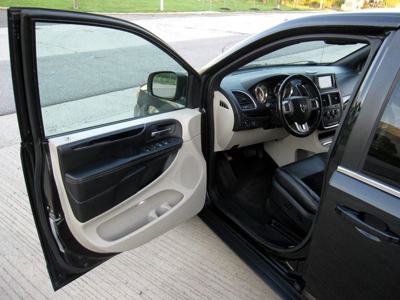 Used 2018 Dodge Grand Caravan SXT FWD image 16