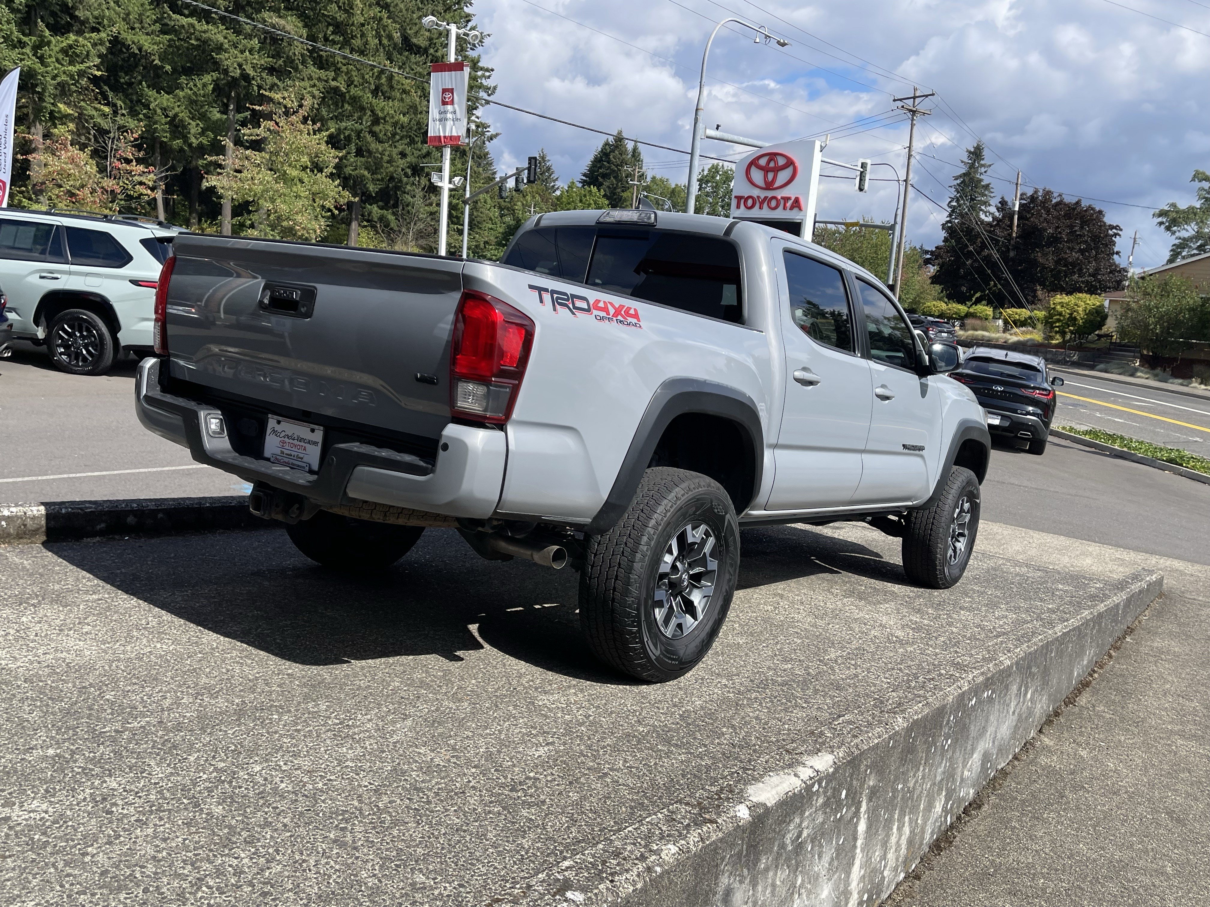 Certified 2018 Toyota Tacoma TRD Off-Road w/ Technology Package AWD/4WD image 6