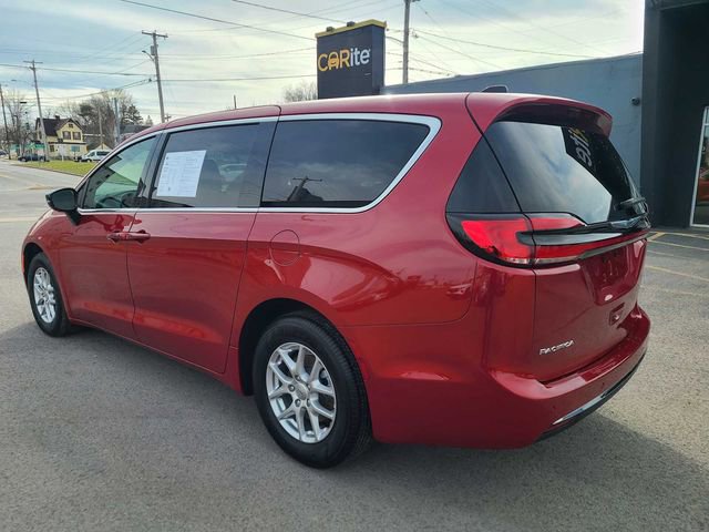 Used 2025 Chrysler Pacifica Select image 10