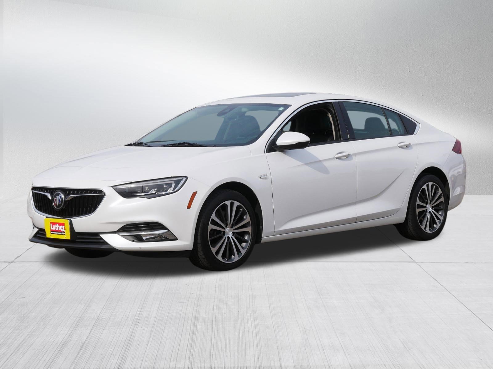 Used 2018 Buick Regal Essence w/ Driver Confidence Package #1 image 3
