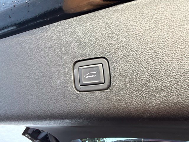 Used 2023 Chevrolet Traverse LT FWD image 9