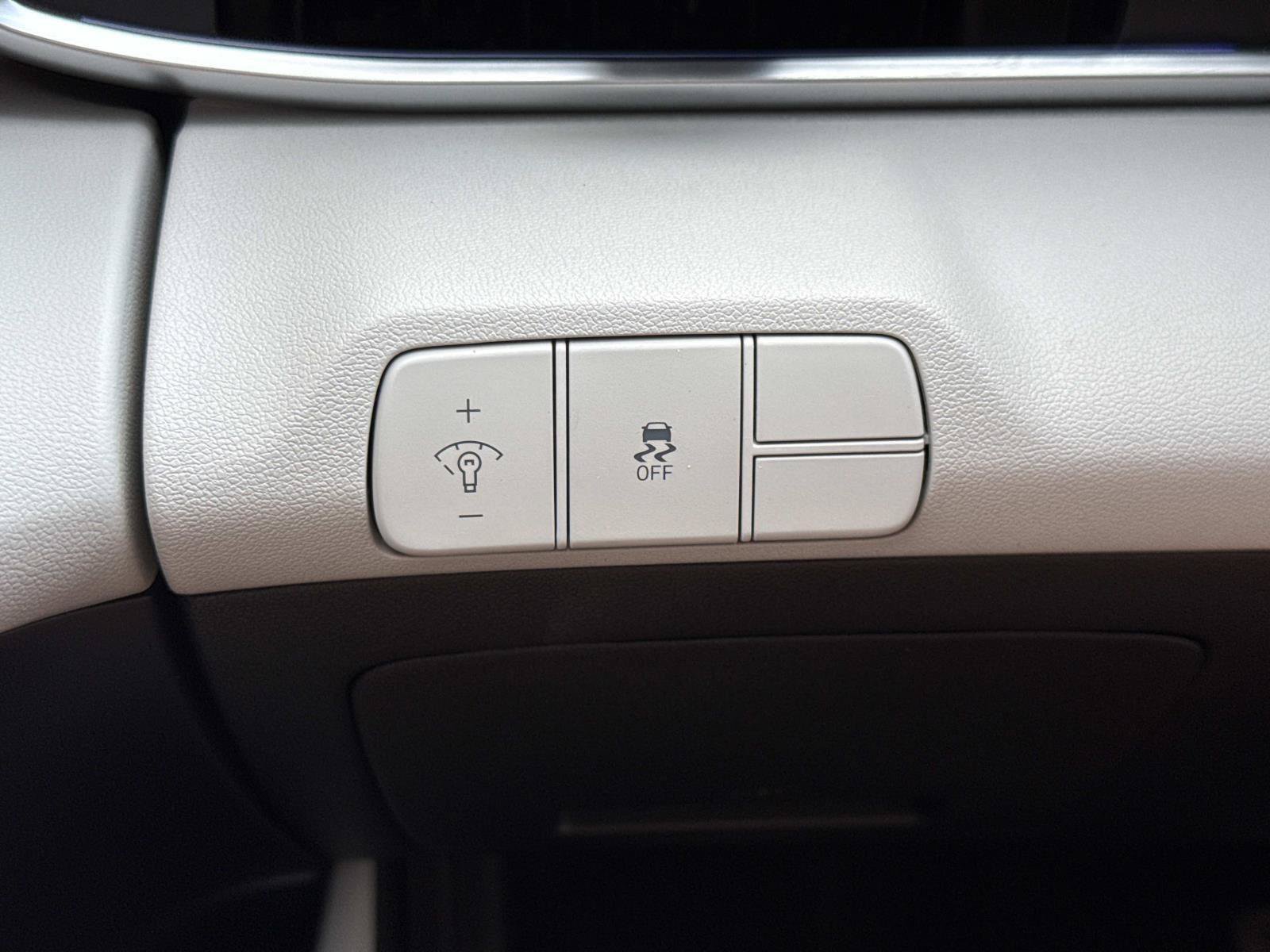 Certified 2026 Hyundai Elantra Limited FWD image 14