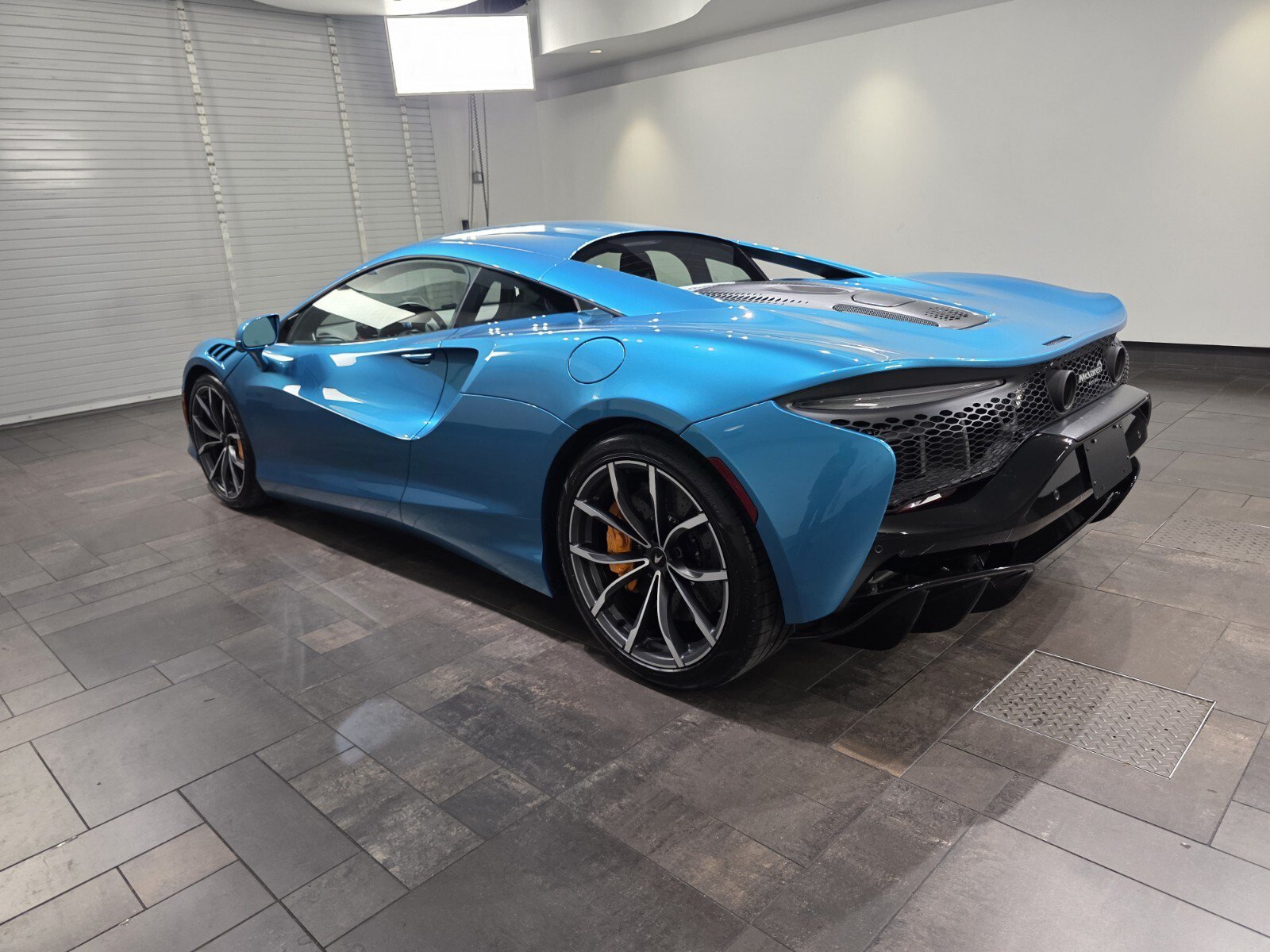 Used 2023 McLaren Artura RWD image 4