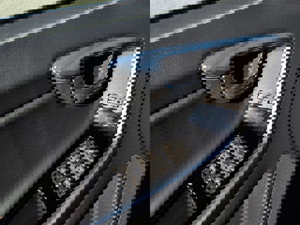 Used 2015 Volvo XC60 T5 w/ Climate Package AWD/4WD image 9