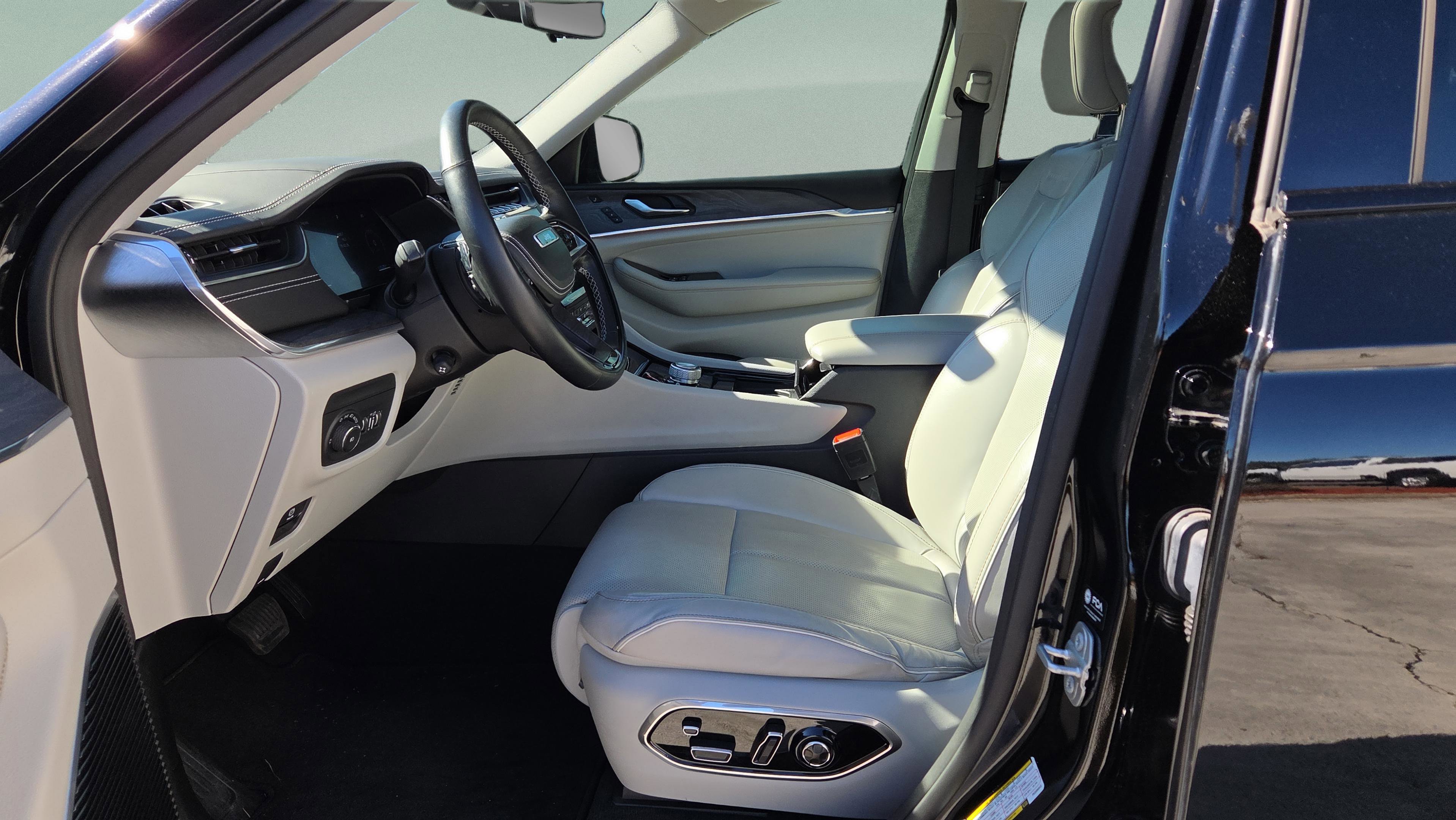 Used 2023 Jeep Grand Cherokee Overland w/ Adv Protech Group III image 35