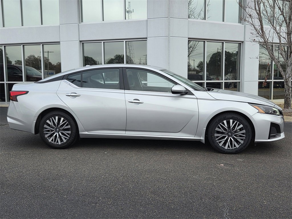 Used 2024 Nissan Altima 2.5 SV w/ SV Premium Package image 3