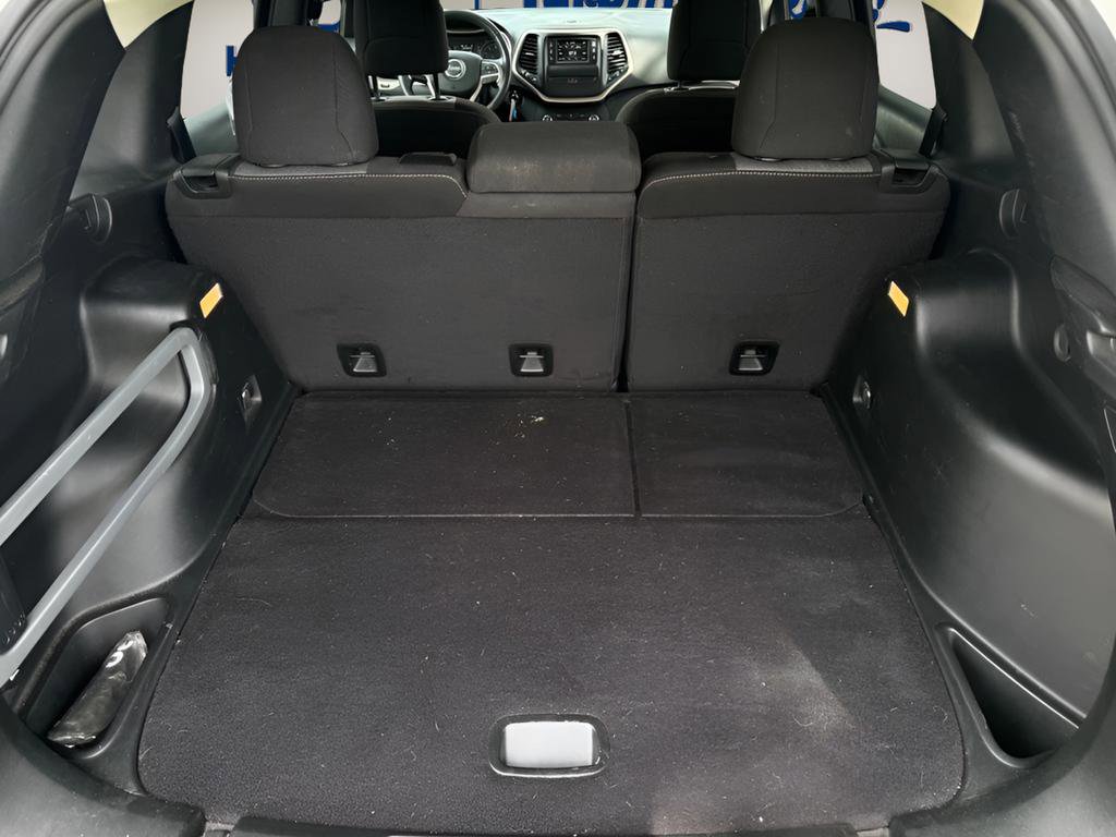 Used 2018 Jeep Cherokee Latitude w/ Altitude Package FWD image 10