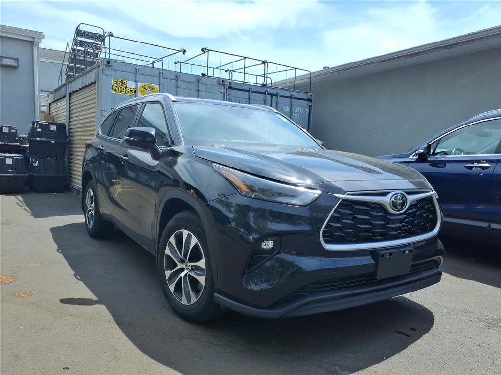 Used 2023 Toyota Highlander XLE AWD/4WD image 3