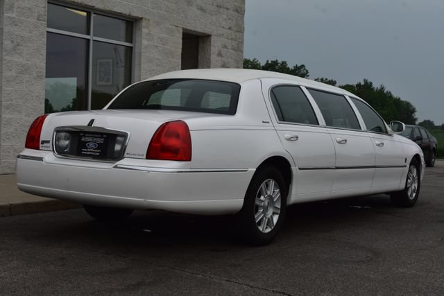 Used 2008 Lincoln Town Car Executive RWD image 16