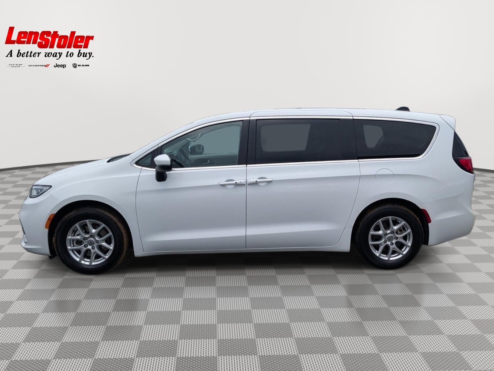 Used 2023 Chrysler Pacifica Touring-L FWD image 2