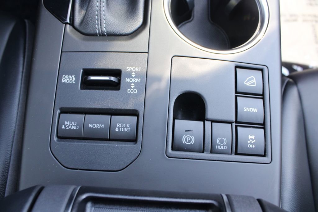Used 2023 Toyota Highlander XLE AWD/4WD image 21