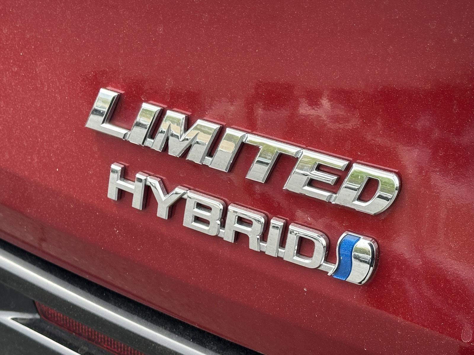 Used 2023 Toyota Sienna Limited image 10